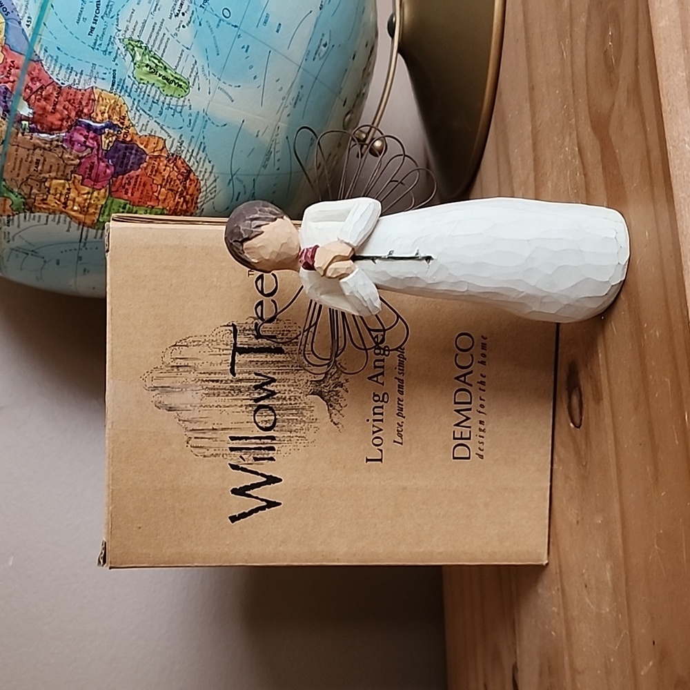 Vintagw 2002 Willow Tree Loving Angel figurine
